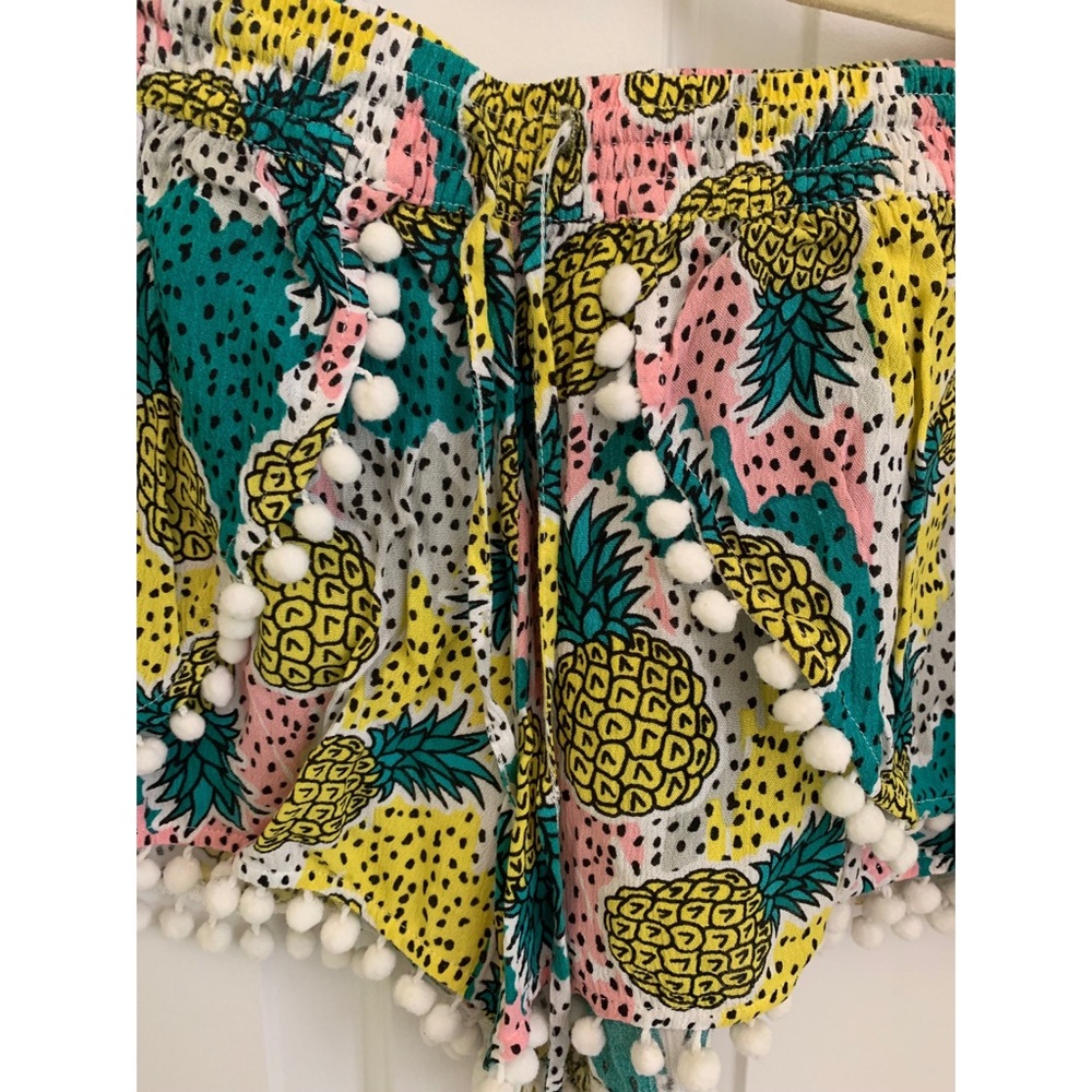 Pineapple print size US4 drawstring shorts